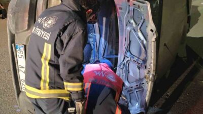 Edremit ilçesinde, kapalı kasa kamyonetin devrilmesi sonucu meydana gelen trafik