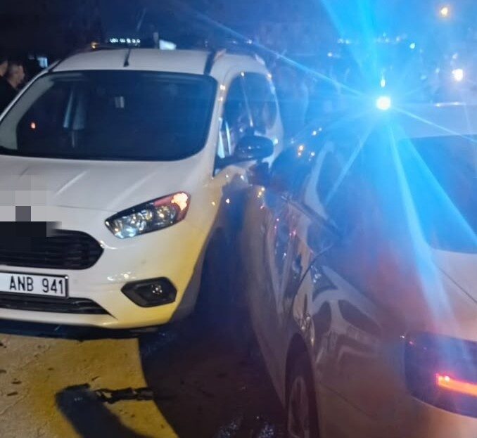 Van’ın İpekyolu ilçesinde meydana gelen bir trafik kazasında hafif ticari