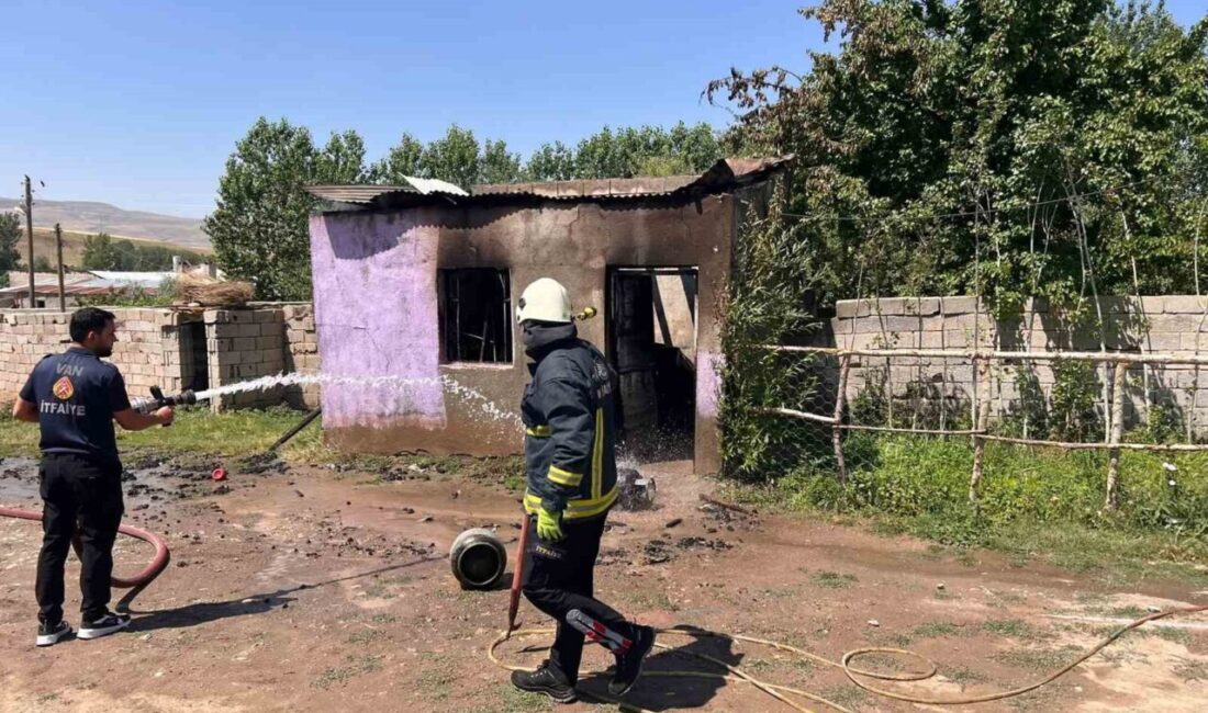Van’ın Tuşba ilçesinde, bir vatandaşa ait odunlukta çıkan yangın, itfaiye