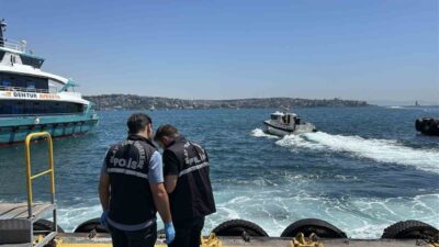 İstanbul Beşiktaş sahilinde seyahat eden vatandaşlar, denizde hareketsiz duran bir