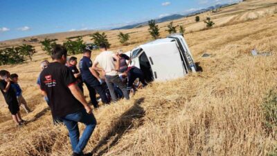 Samsun’un Vezirköprü ilçesinde meydana gelen trafik kazasında tarlaya uçan otomobilde