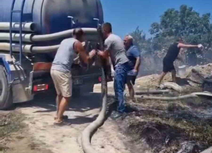 Enez ilçesine bağlı Yayla Sahili’nde çalılık alanda meydana gelen yangın,