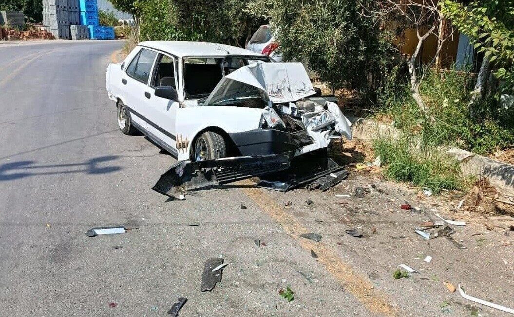 Mersin’in Bozyazı ilçesinde meydana gelen trafik kazasında, bir otomobil virajı