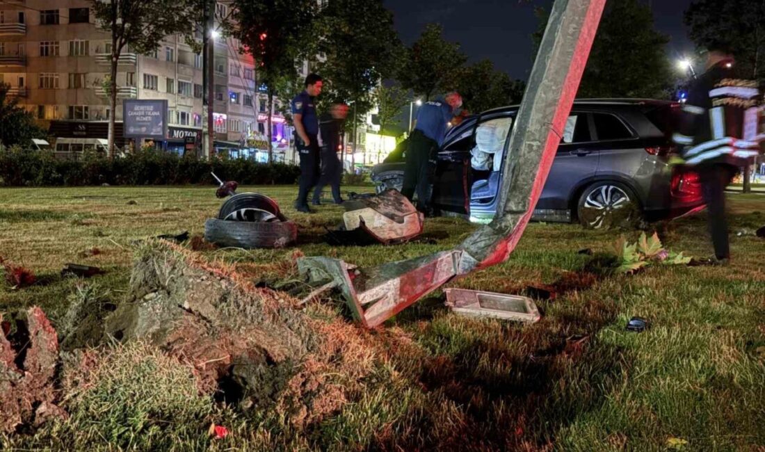 Kocasinan ilçesinde SUV tipi bir araç virajı kaçırarak kaldırımı aşıp