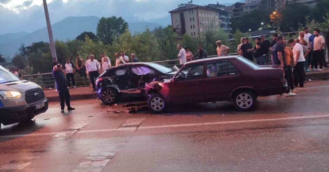 Yenice ilçesinde meydana gelen trafik kazası sonucunda dört kişi yaralandı.