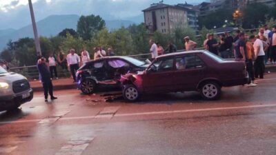 Yenice ilçesinde meydana gelen trafik kazası sonucunda dört kişi yaralandı.