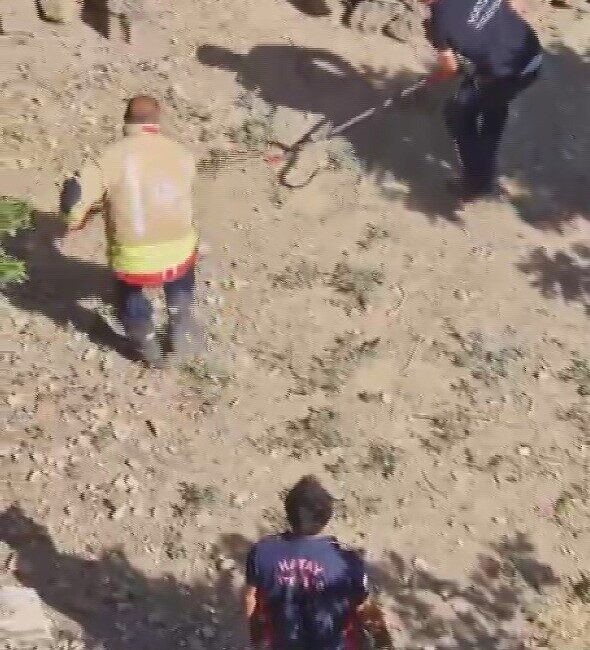 Hatay’ın Hassa ilçesinde, bir evin bahçesine giren yılanın yakalanmaya çalışılması