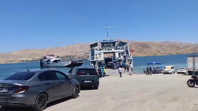 Pertek Belediyesi’ne ait gezi feribotu, Keban Baraj Gölü’nde yakıt sıkıntısı