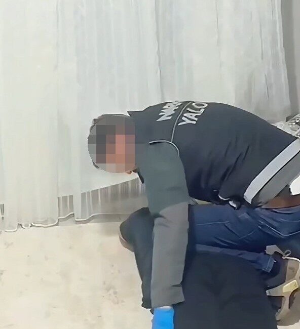 Yalova’da gerçekleştirilen uyuşturucu operasyonlarında polis ekipleri tarafından gözaltına alınan 3