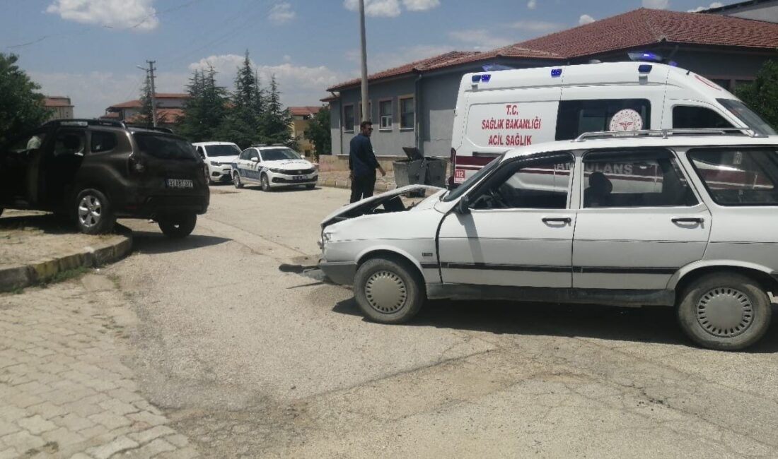 Yalvaç, Isparta ilçesinde meydana gelen trafik kazasında iki otomobilin çarpışması