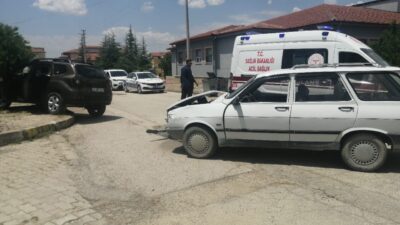 Yalvaç, Isparta ilçesinde meydana gelen trafik kazasında iki otomobilin çarpışması