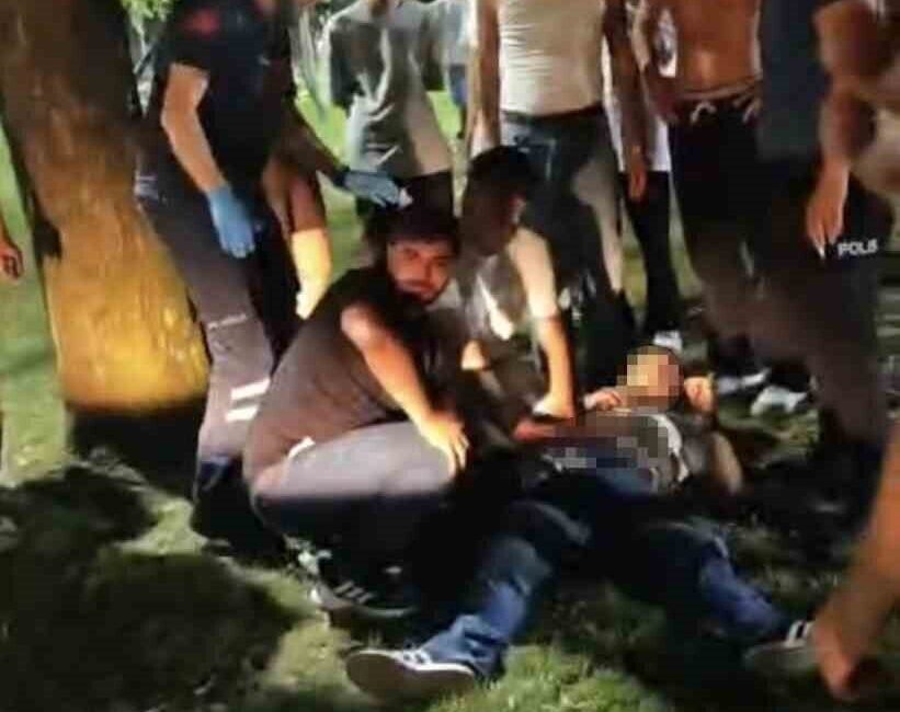 Bursa’da bir parkta ‘Yan bakma’ konusundan çıktığı iddia edilen bir