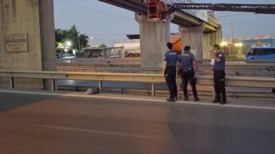 Kocaeli’nin Gebze ilçesinde bir kişi, üst geçitte yarı çıplak bir