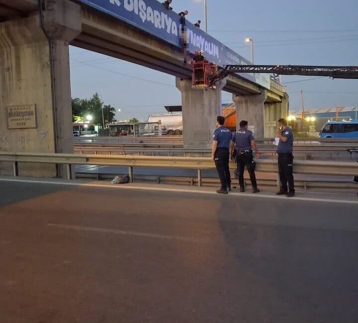 Kocaeli’nin Gebze ilçesinde bir kişi, üst geçitte yarı çıplak bir