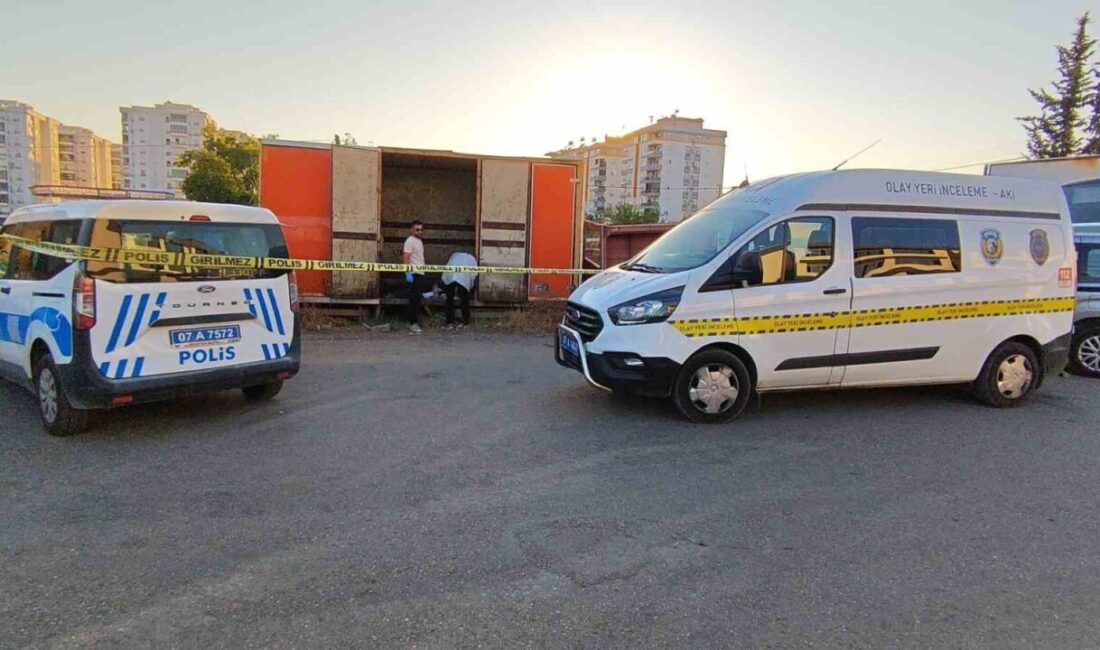 Kepez ilçesinde yaşayan bir yaşlı adam, yaşamını sürdürdüğü konteynerin yanında