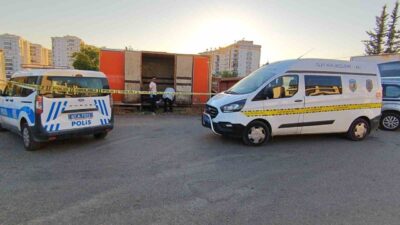 Kepez ilçesinde yaşayan bir yaşlı adam, yaşamını sürdürdüğü konteynerin yanında