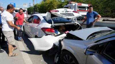 Kocaeli D100 Karayolu’nda meydana gelen bir trafik kazasında 1’i çocuk