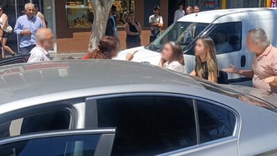 Manavgat ilçesinde, yayalara yol vermek için duran bir otomobile arkadan