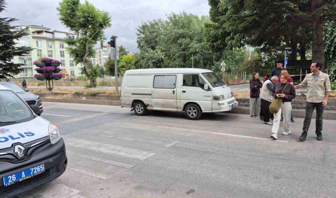 Eskişehir’de bir minibüs, Kırmızıtoprak Mahallesi Vali Ali Fuat Güven Caddesi’ndeki