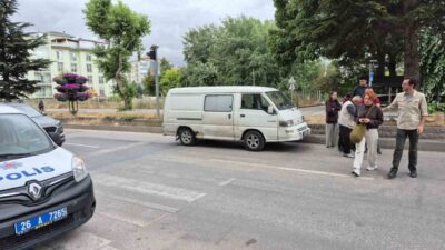 Eskişehir’de bir minibüs, Kırmızıtoprak Mahallesi Vali Ali Fuat Güven Caddesi’ndeki