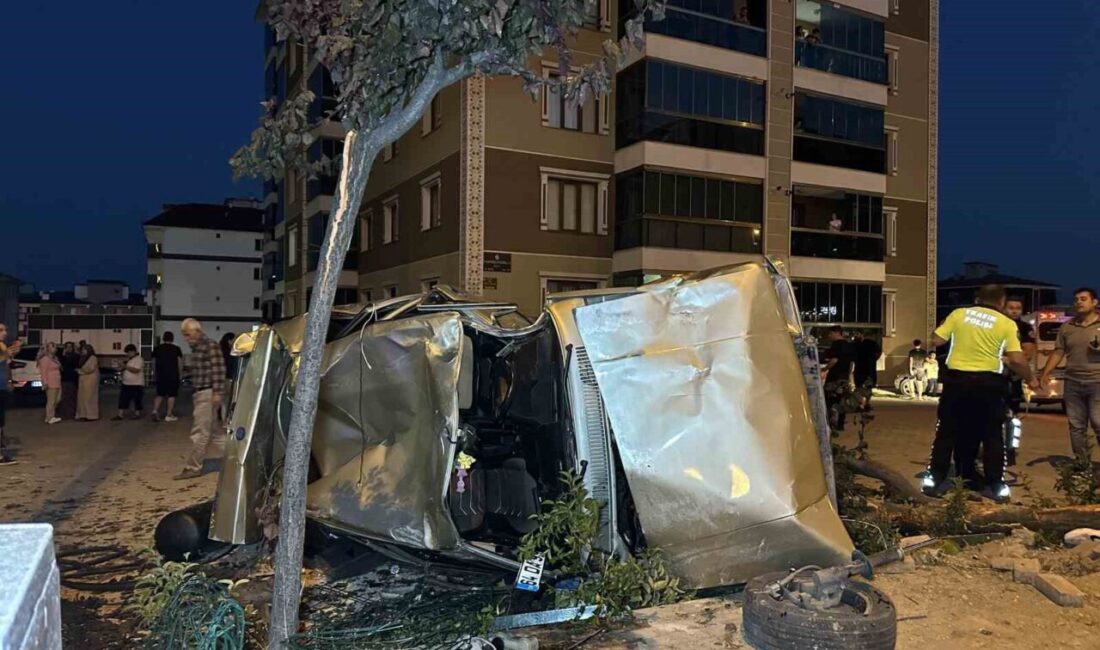 Uşak’ta meydana gelen trafik kazasında bir otomobil kontrolden çıkarak yol