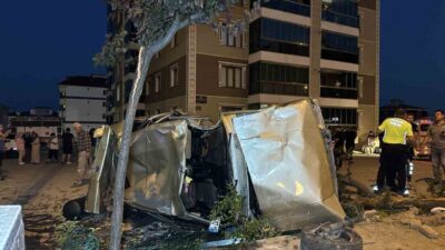 Uşak’ta meydana gelen trafik kazasında bir otomobil kontrolden çıkarak yol