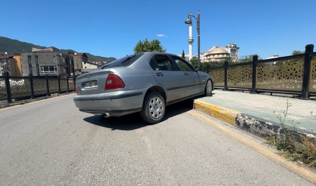 Karabük ilinde meydana gelen trafik kazasında, kaldırıma çıkan bir otomobilin