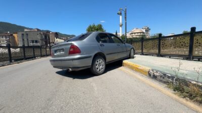 Karabük ilinde meydana gelen trafik kazasında, kaldırıma çıkan bir otomobilin