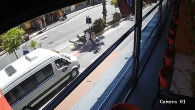 Manavgat ilçesinde, yaya geçidine yaklaşan minibüse arkadan çarpan hafif ticari