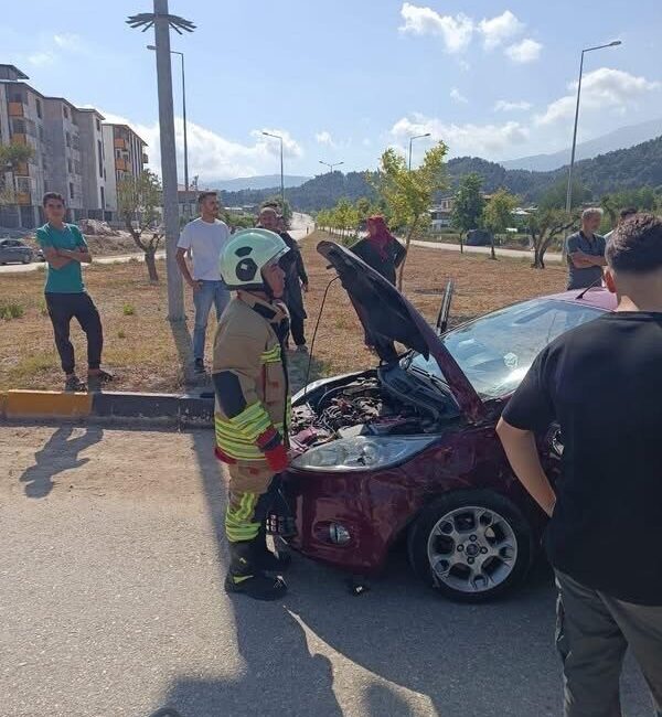 Hatay’ın Yayladağı ilçesinde meydana gelen trafik kazasında, 2 aracın çarpışması