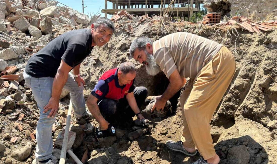 Sungurlu, Çorum ilçesinde devam eden yıkım çalışmaları sırasında mahsur kalan