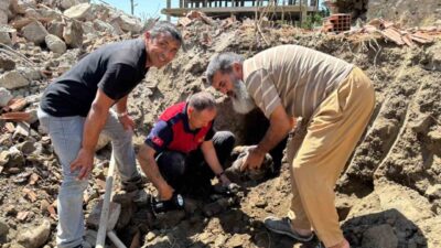 Sungurlu, Çorum ilçesinde devam eden yıkım çalışmaları sırasında mahsur kalan