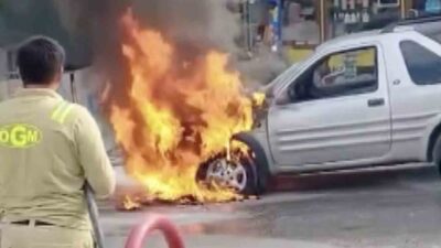 Kastamonu’nun Tosya ilçesinde seyir halinde olan bir cip, motor bölgesinde