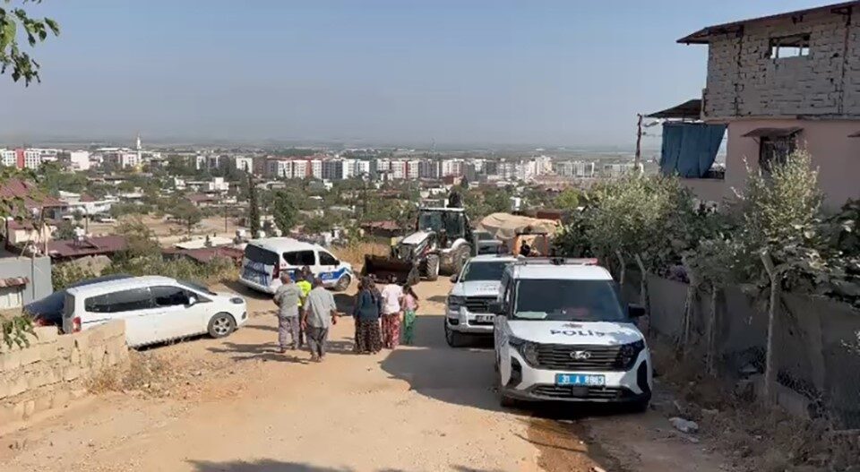 Hatay’ın Kırıkhan ilçesinde meydana gelen bir trafik kazasında otomobil ile