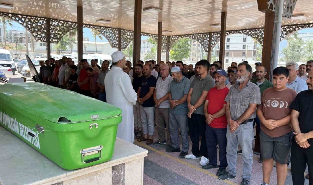 Hatay’da, 11 yaşındaki Umut İşlekyay, topunu yakalamaya çalışırken seyir halindeki