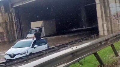 Kocaeli’nin çeşitli ilçelerinde aniden bastıran şiddetli yağışlar nedeniyle hayat durma