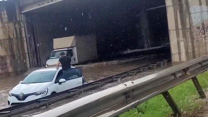 Kocaeli’nin çeşitli ilçelerinde aniden bastıran şiddetli yağışlar nedeniyle hayat durma