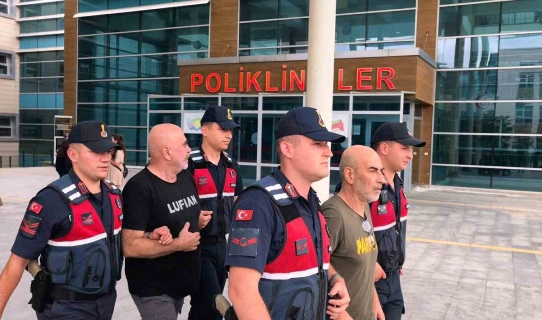 Ünlü yönetmen Ezel Akay ve müzisyen kardeşi Eren Kazım Akay,