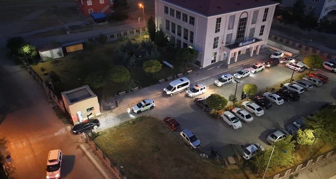 Yozgat’ın Sarıkaya ilçesinde gerçekleştirilen asayiş uygulamasında toplamda 424 kişi sorgulandı.