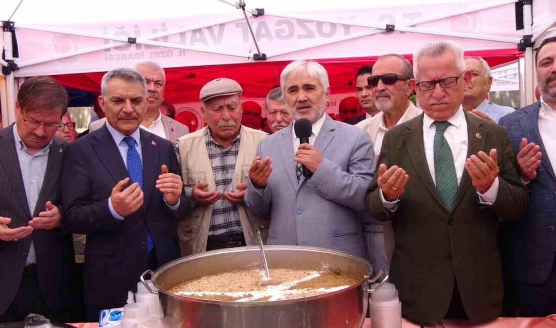 Yozgat kent merkezinde düzenlenen Aşure Günü programı yoğun bir katılımla