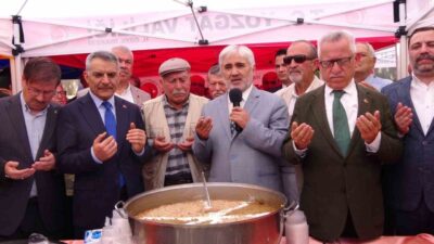Yozgat kent merkezinde düzenlenen Aşure Günü programı yoğun bir katılımla
