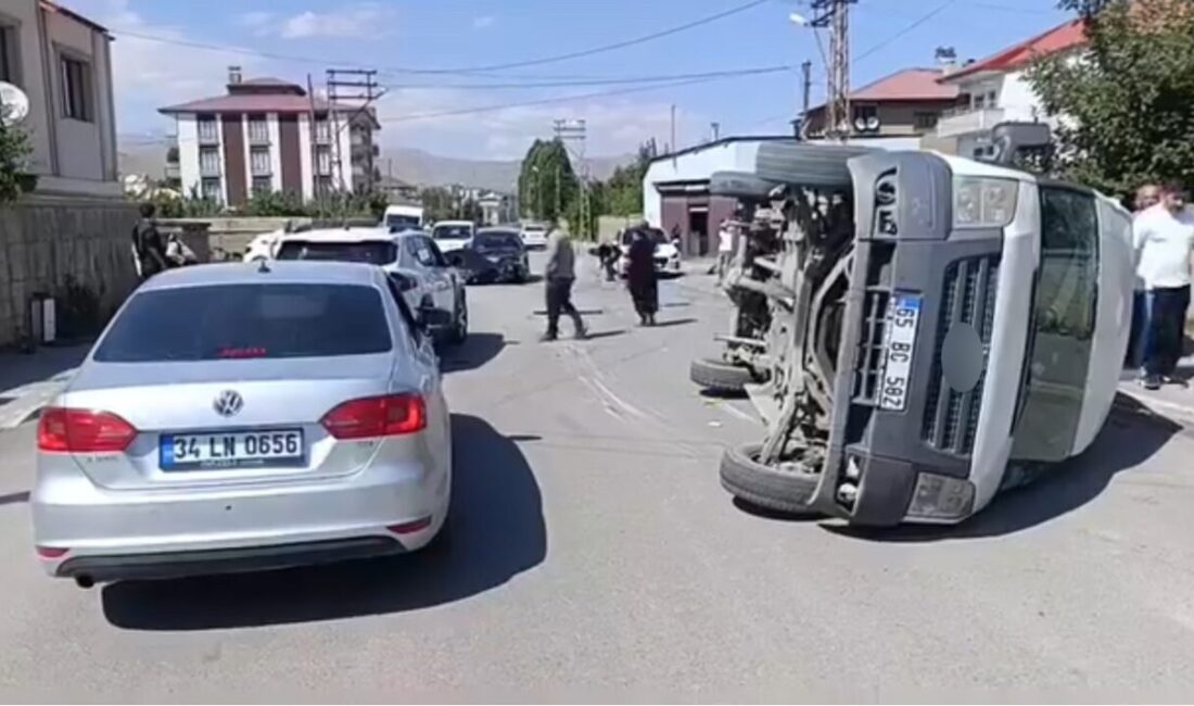 Hakkari’nin Yüksekova ilçesinde meydana gelen trafik kazasında, otomobil ile minibüsün