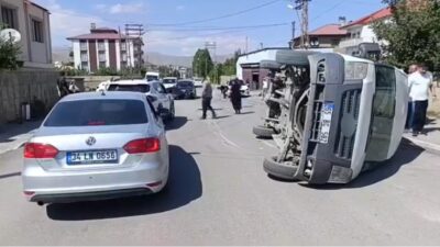 Hakkari’nin Yüksekova ilçesinde meydana gelen trafik kazasında, otomobil ile minibüsün