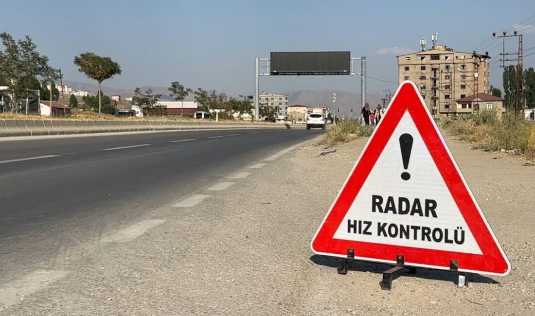 Hakkari’nin Yüksekova ilçesinde, trafik polisleri şehrin en işlek caddesinde hız