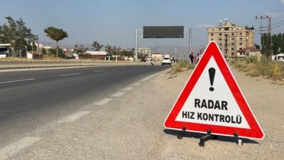 Hakkari’nin Yüksekova ilçesinde, trafik polisleri şehrin en işlek caddesinde hız