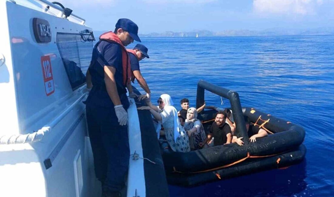 Yunanistan sahil güvenlik ekipleri tarafından Türk karasularına geri itilen ve