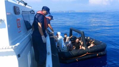 Yunanistan sahil güvenlik ekipleri tarafından Türk karasularına geri itilen ve
