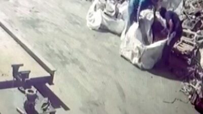 Adana’da maskeli iki hırsız, Seyhan ilçesine bağlı Emek Mahallesi’ndeki geri