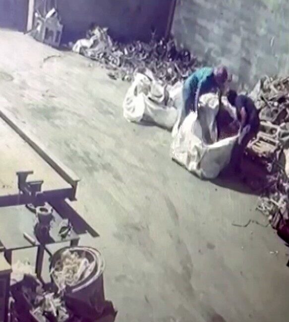 Adana’da maskeli iki hırsız, Seyhan ilçesine bağlı Emek Mahallesi’ndeki geri