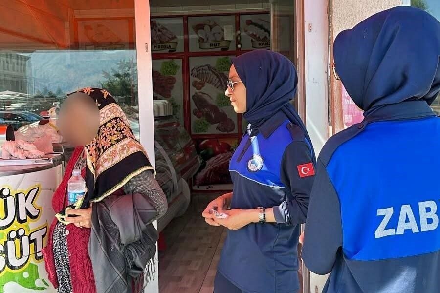 Erzincan Belediyesi Zabıta Müdürlüğü ekipleri tarafından dilencilik yaptıkları tespit edilen